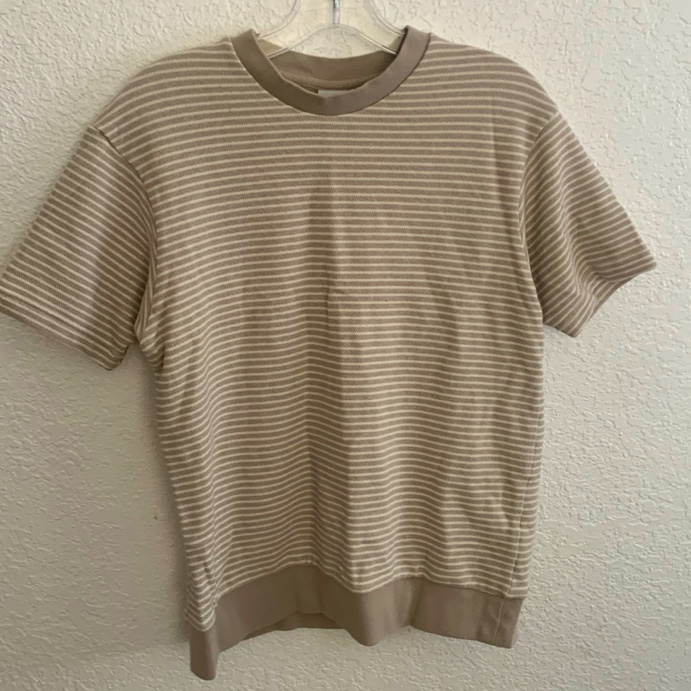I selling a ZARA t-shirt that it is a cream and tan color